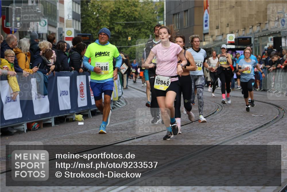 05.10.2025 - 20. swb-Marathon Bremen Strokosch-Dieckow http://msf.ph/oto/9233537 05.10.2025 10:53:51 Ziel 9456, 9548, 9701, 10046, 10163, 10416, 10484, 10616, 10696, 10785, 11141, 11152, 11383, 11445, 11533 meine-sportfotos.de