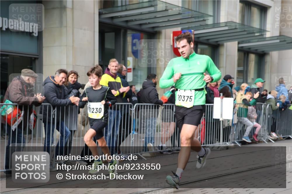 05.10.2025 - 20. swb-Marathon Bremen Strokosch-Dieckow http://msf.ph/oto/9233550 05.10.2025 10:42:13 Ziel 9700, 9775, 10208, 10375, 10592, 11178, 11230, 11725, 9700, 9775, 10208, 10375, 10592, 11178, 11230, 11725 meine-sportfotos.de