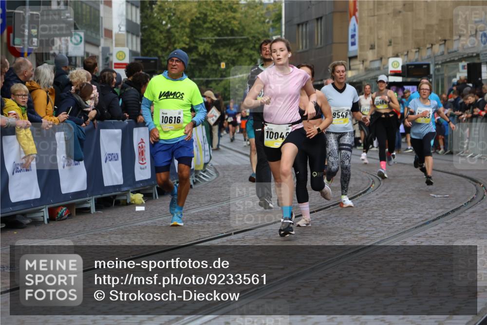 05.10.2025 - 20. swb-Marathon Bremen Strokosch-Dieckow http://msf.ph/oto/9233561 05.10.2025 10:53:51 Ziel 9456, 9548, 9701, 10046, 10163, 10416, 10484, 10616, 10696, 10785, 11141, 11152, 11383, 11445, 11533 meine-sportfotos.de