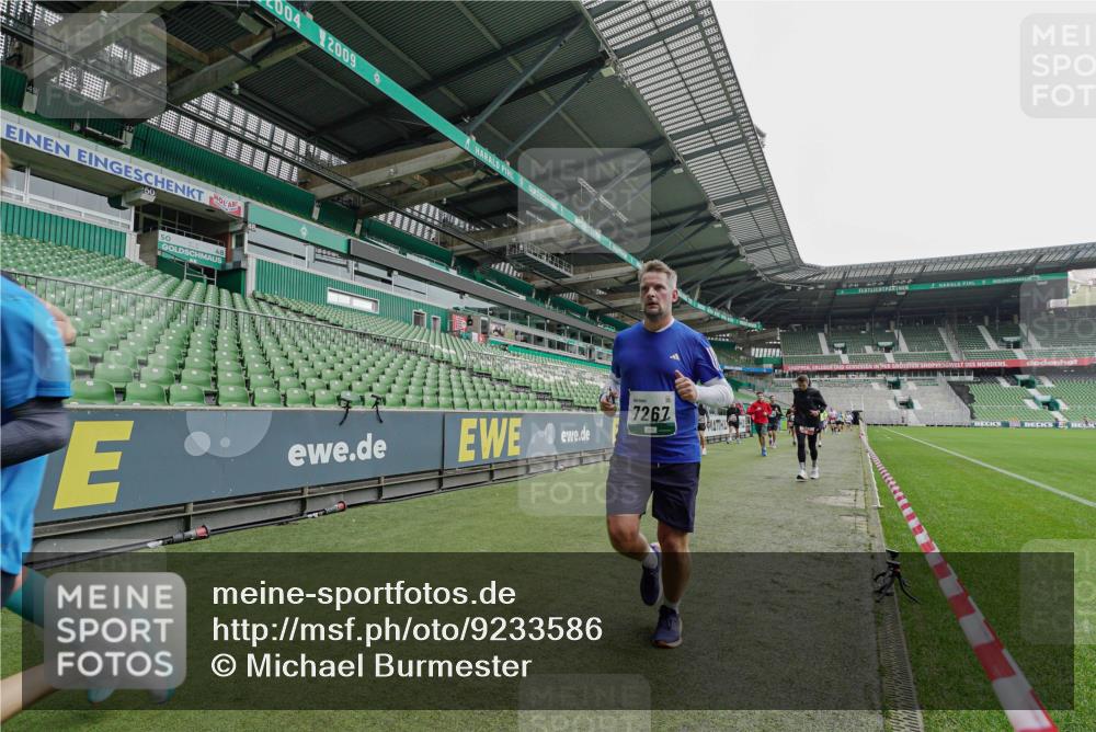 05.10.2025 - 20. swb-Marathon Bremen Michael Burmester http://msf.ph/oto/9233586 05.10.2025 12:56:10 Laufen im Stadion 78, 240, 325, 760, 830, 901, 984, 989, 1261, 1380, 1490, 1531, 1679, 1774, 1825, 1931, 2134, 2149, 2162, 2263, 2438, 2459, 2490, 2605, 2884, 2942, 3074, 3161, 3392, 3515, 3519, 3612, 3749, 3944, 3980, 4052, 4079, 4101, 4116, 4149, 4195, 4288, 4432, 4456, 4485, 4796, 4853, 5093, 5152, 5289, 5370, 5469, 5484, 5490, 5615, 5691, 5719, 6048, 6070, 6176, 6276, 6375, 6441, 6515, 6570, 6615, 6689, 6744, 6797, 6820, 6864, 6937, 7000, 7292, 7431, 7920, 8060, 8144, 8222, 6527 meine-sportfotos.de