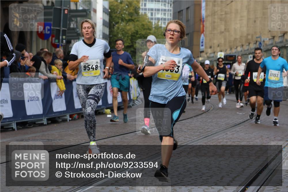 05.10.2025 - 20. swb-Marathon Bremen Strokosch-Dieckow http://msf.ph/oto/9233594 05.10.2025 10:53:56 Ziel 9313, 9456, 9520, 9548, 9701, 9807, 9835, 10046, 10075, 10163, 10484, 10616, 10785, 11152, 11339, 11533, 11593 meine-sportfotos.de