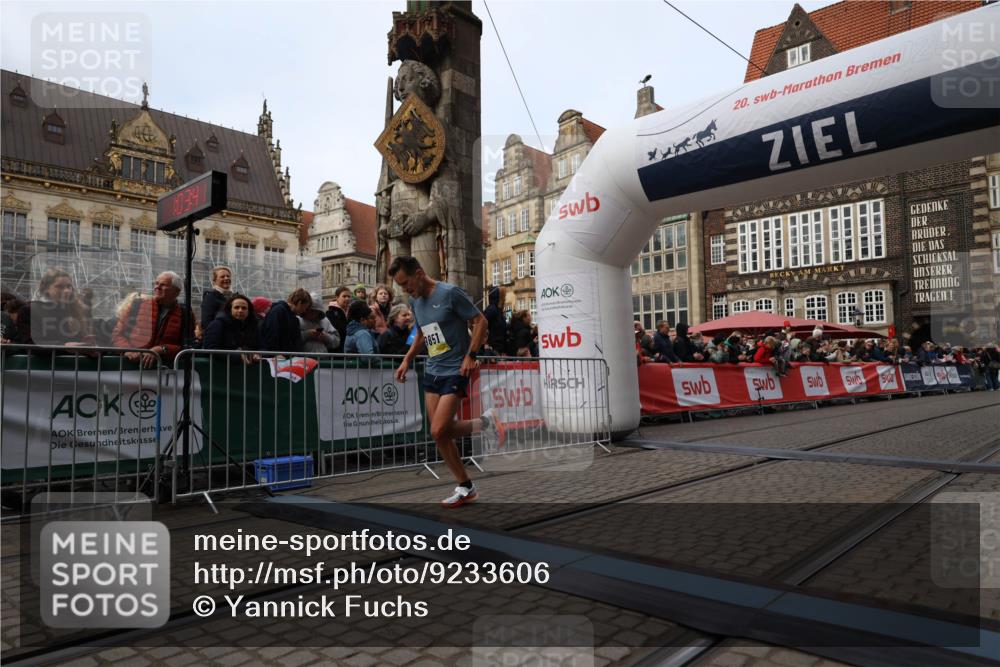 05.10.2025 - 20. swb-Marathon Bremen Yannick Fuchs http://msf.ph/oto/9233606 05.10.2025 10:34:31 Ziel 9851 meine-sportfotos.de