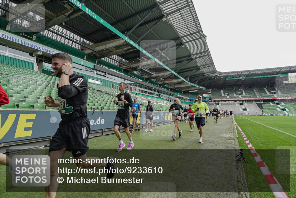 05.10.2025 - 20. swb-Marathon Bremen Michael Burmester http://msf.ph/oto/9233610 05.10.2025 12:56:16 Laufen im Stadion 78, 240, 325, 591, 830, 901, 984, 989, 1261, 1380, 1490, 1679, 1774, 1825, 1931, 2134, 2149, 2162, 2263, 2438, 2459, 2490, 2571, 2634, 2942, 3074, 3161, 3392, 3515, 3519, 3606, 3612, 3749, 3980, 4052, 4079, 4101, 4116, 4149, 4195, 4288, 4432, 4456, 4485, 4796, 5255, 5289, 5370, 5419, 5469, 5490, 5615, 5691, 5719, 6048, 6070, 6176, 6375, 6441, 6515, 6570, 6615, 6689, 6744, 6797, 6820, 6864, 6937, 7000, 7292, 7320, 7431, 7783, 7920, 8060, 8144, 8222, 78, 2162, 2884 meine-sportfotos.de