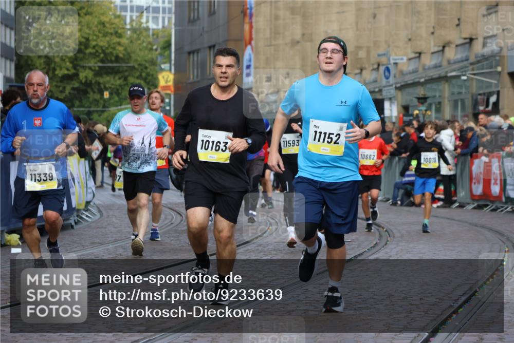 05.10.2025 - 20. swb-Marathon Bremen Strokosch-Dieckow http://msf.ph/oto/9233639 05.10.2025 10:53:58 Ziel 9313, 9456, 9520, 9548, 9807, 9835, 10019, 10046, 10075, 10163, 10484, 10616, 10631, 10662, 10785, 11152, 11303, 11339, 11432, 11593 meine-sportfotos.de