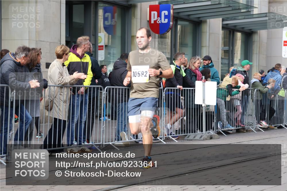 05.10.2025 - 20. swb-Marathon Bremen Strokosch-Dieckow http://msf.ph/oto/9233641 05.10.2025 10:42:26 Ziel 9524, 10592, 10624, 11178, 11640, 9524, 10592, 10624, 11178, 11640 meine-sportfotos.de