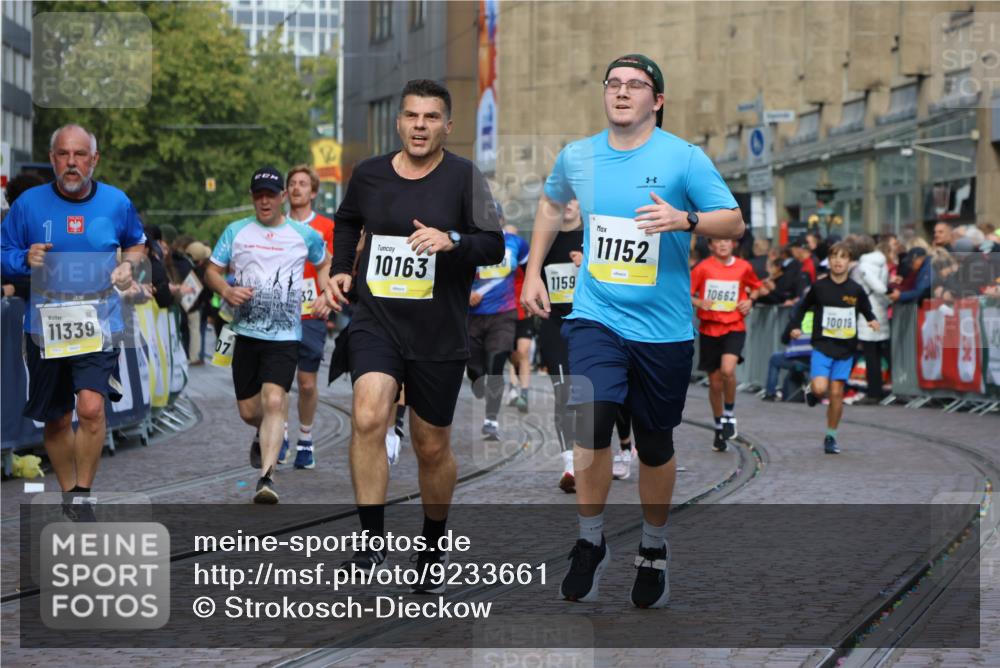 05.10.2025 - 20. swb-Marathon Bremen Strokosch-Dieckow http://msf.ph/oto/9233661 05.10.2025 10:53:58 Ziel 9313, 9456, 9520, 9548, 9807, 9835, 10019, 10046, 10075, 10163, 10484, 10616, 10631, 10662, 10785, 11152, 11303, 11339, 11432, 11593 meine-sportfotos.de