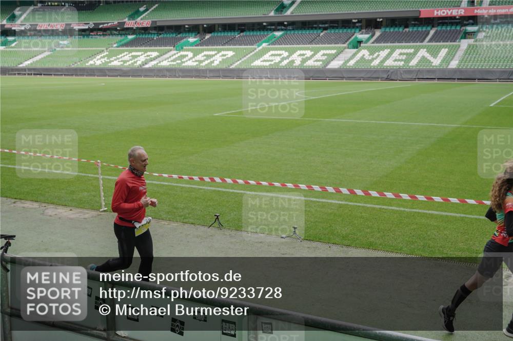 05.10.2025 - 20. swb-Marathon Bremen Michael Burmester http://msf.ph/oto/9233728 05.10.2025 10:31:36 Laufen im Stadion 7193, 7251, 8888, 9004, 9172, 9196, 9226, 9252, 9256, 9263, 9267, 9277, 9287, 9337, 9415, 9416, 9425, 9431, 9449, 9457, 9506, 9581, 9584, 9683, 9708, 9715, 9742, 9791, 9807, 9852, 9871, 9903, 9934, 10014, 10016, 10019, 10020, 10029, 10057, 10163, 10199, 10206, 10222, 10226, 10240, 10279, 10296, 10310, 10317, 10321, 10335, 10356, 10369, 10438, 10449, 10468, 10479, 10514, 10537, 10543, 10609, 10636, 10638, 10655, 10662, 10668, 10669, 10698, 10719, 10743, 9214, 9230 meine-sportfotos.de