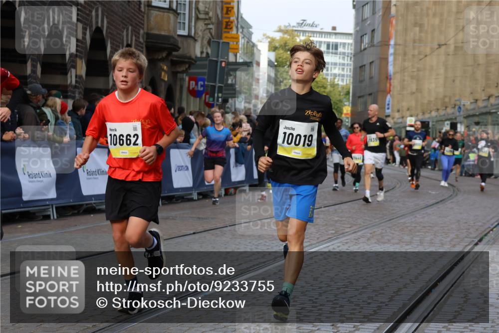 05.10.2025 - 20. swb-Marathon Bremen Strokosch-Dieckow http://msf.ph/oto/9233755 05.10.2025 10:54:07 Ziel 9402, 9520, 9807, 9900, 9935, 10019, 10533, 10631, 10662, 11151, 11203, 11303, 11347, 11432, 11449 meine-sportfotos.de