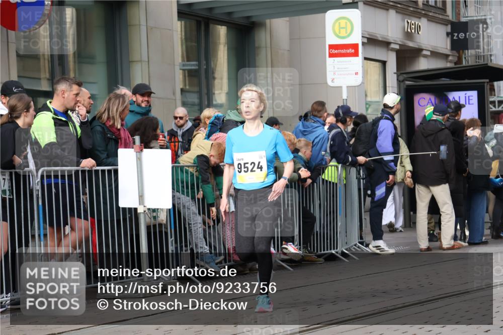 05.10.2025 - 20. swb-Marathon Bremen Strokosch-Dieckow http://msf.ph/oto/9233756 05.10.2025 10:42:32 Ziel 9302, 9524, 9558, 10045, 10592, 10624, 11178, 11640, 9302, 9524, 9558, 10045, 10592, 10624, 11178, 11640 meine-sportfotos.de