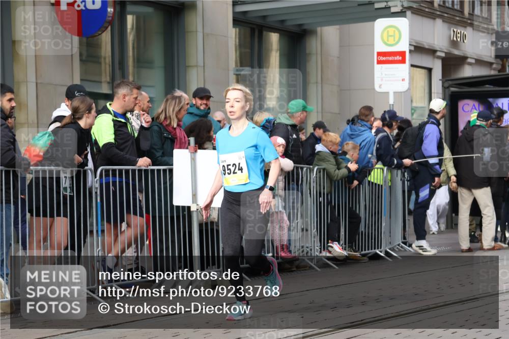 05.10.2025 - 20. swb-Marathon Bremen Strokosch-Dieckow http://msf.ph/oto/9233768 05.10.2025 10:42:32 Ziel 9302, 9524, 9558, 10045, 10592, 10624, 11178, 11640, 9302, 9524, 9558, 10045, 10592, 10624, 11178, 11640 meine-sportfotos.de