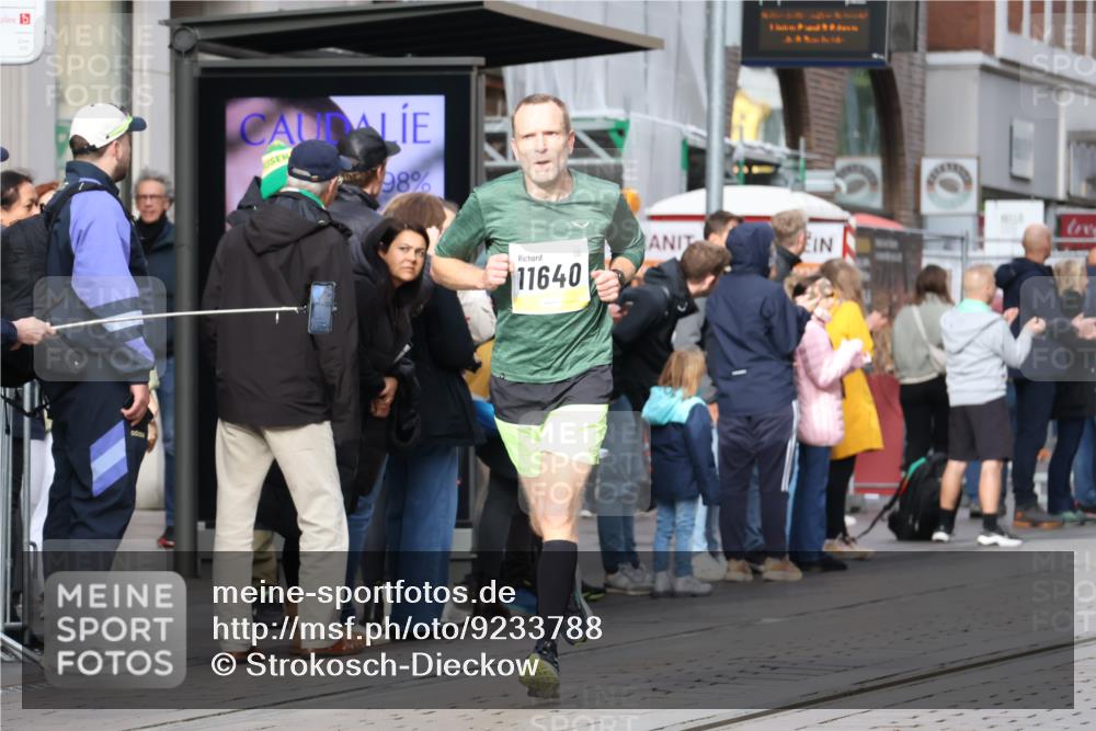 05.10.2025 - 20. swb-Marathon Bremen Strokosch-Dieckow http://msf.ph/oto/9233788 05.10.2025 10:42:33 Ziel 9302, 9524, 9558, 10045, 10624, 10961, 11640, 9302, 9524, 9558, 10045, 10624, 10961, 11640 meine-sportfotos.de