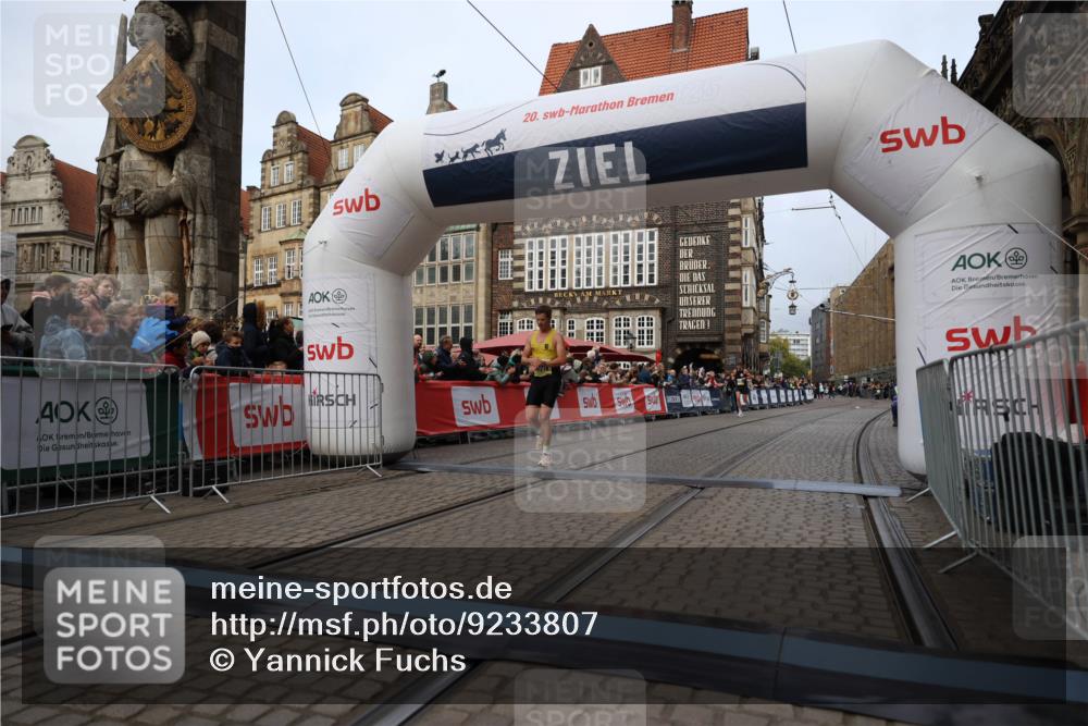 05.10.2025 - 20. swb-Marathon Bremen Yannick Fuchs http://msf.ph/oto/9233807 05.10.2025 10:34:40 Ziel 10718 meine-sportfotos.de