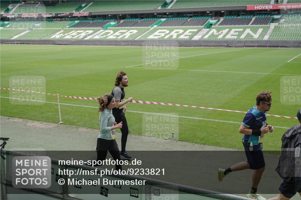 05.10.2025 - 20. swb-Marathon Bremen Michael Burmester http://msf.ph/oto/9233821 05.10.2025 10:31:38 Laufen im Stadion 7193, 7251, 8888, 9004, 9172, 9196, 9226, 9252, 9256, 9263, 9267, 9277, 9287, 9337, 9415, 9416, 9425, 9431, 9449, 9457, 9506, 9581, 9584, 9715, 9742, 9791, 9807, 9852, 9871, 9903, 9934, 10014, 10016, 10019, 10020, 10029, 10057, 10163, 10199, 10206, 10222, 10226, 10240, 10279, 10296, 10310, 10317, 10321, 10335, 10356, 10369, 10438, 10449, 10468, 10514, 10537, 10543, 10609, 10616, 10636, 10638, 10655, 10662, 10668, 10669, 10698, 10719, 10743, 9214, 9230 meine-sportfotos.de