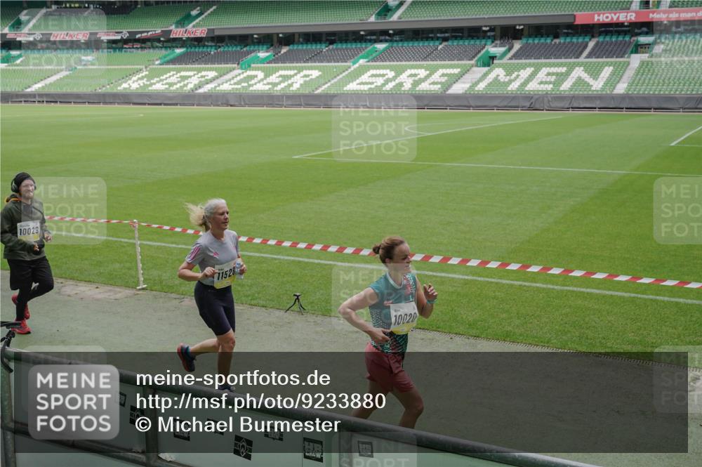 05.10.2025 - 20. swb-Marathon Bremen Michael Burmester http://msf.ph/oto/9233880 05.10.2025 10:31:40 Laufen im Stadion 7193, 7251, 8888, 9004, 9172, 9196, 9226, 9252, 9256, 9263, 9267, 9277, 9287, 9337, 9415, 9416, 9425, 9431, 9449, 9457, 9506, 9581, 9584, 9715, 9742, 9791, 9807, 9852, 9871, 9903, 9934, 10014, 10016, 10019, 10020, 10029, 10057, 10163, 10199, 10206, 10222, 10226, 10240, 10279, 10296, 10310, 10317, 10321, 10327, 10335, 10356, 10369, 10438, 10449, 10468, 10514, 10537, 10543, 10609, 10616, 10636, 10638, 10655, 10662, 10668, 10669, 10698, 10719, 10743, 10785, 9214, 9230 meine-sportfotos.de