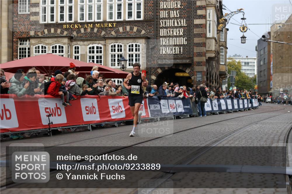05.10.2025 - 20. swb-Marathon Bremen Yannick Fuchs http://msf.ph/oto/9233889 05.10.2025 10:34:43 Ziel 9319, 10718 meine-sportfotos.de