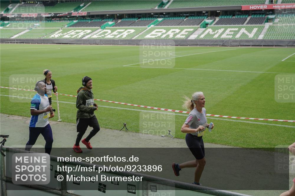 05.10.2025 - 20. swb-Marathon Bremen Michael Burmester http://msf.ph/oto/9233896 05.10.2025 10:31:41 Laufen im Stadion 7193, 7251, 8888, 9004, 9172, 9196, 9226, 9252, 9256, 9263, 9267, 9277, 9287, 9337, 9415, 9416, 9425, 9431, 9449, 9457, 9506, 9581, 9584, 9715, 9742, 9791, 9807, 9852, 9871, 9903, 9934, 10014, 10016, 10019, 10020, 10029, 10057, 10163, 10199, 10206, 10222, 10226, 10240, 10279, 10296, 10310, 10317, 10321, 10327, 10335, 10356, 10369, 10438, 10449, 10468, 10514, 10537, 10543, 10609, 10616, 10636, 10638, 10655, 10662, 10668, 10669, 10698, 10719, 10743, 10785, 9214 meine-sportfotos.de