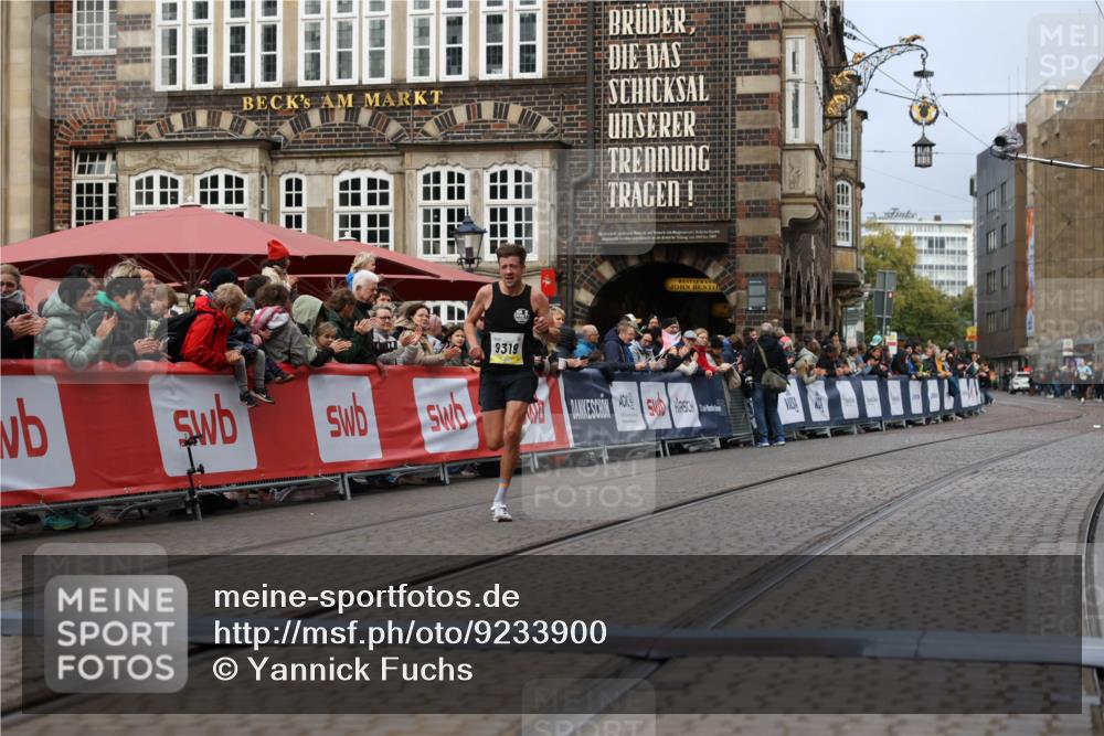 05.10.2025 - 20. swb-Marathon Bremen Yannick Fuchs http://msf.ph/oto/9233900 05.10.2025 10:34:43 Ziel 9319, 10718 meine-sportfotos.de