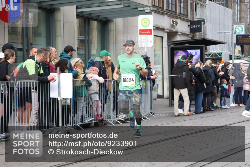 05.10.2025 - 20. swb-Marathon Bremen Strokosch-Dieckow http://msf.ph/oto/9233901 05.10.2025 10:42:41 Ziel 9006, 9302, 9524, 9558, 10045, 10474, 10553, 10624, 10961, 10979, 11476, 11640, 9006, 9302, 9524, 9558, 10045, 10474, 10553, 10624, 10961, 10979, 11476, 11640 meine-sportfotos.de