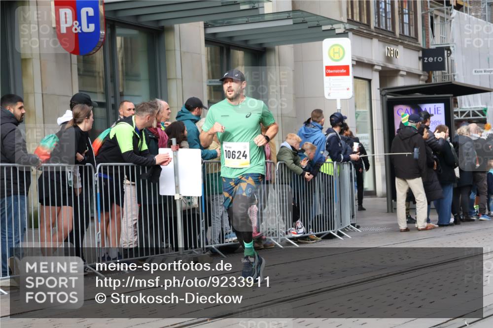 05.10.2025 - 20. swb-Marathon Bremen Strokosch-Dieckow http://msf.ph/oto/9233911 05.10.2025 10:42:41 Ziel 9006, 9302, 9524, 9558, 10045, 10474, 10553, 10624, 10961, 10979, 11476, 11640, 9006, 9302, 9524, 9558, 10045, 10474, 10553, 10624, 10961, 10979, 11476, 11640 meine-sportfotos.de