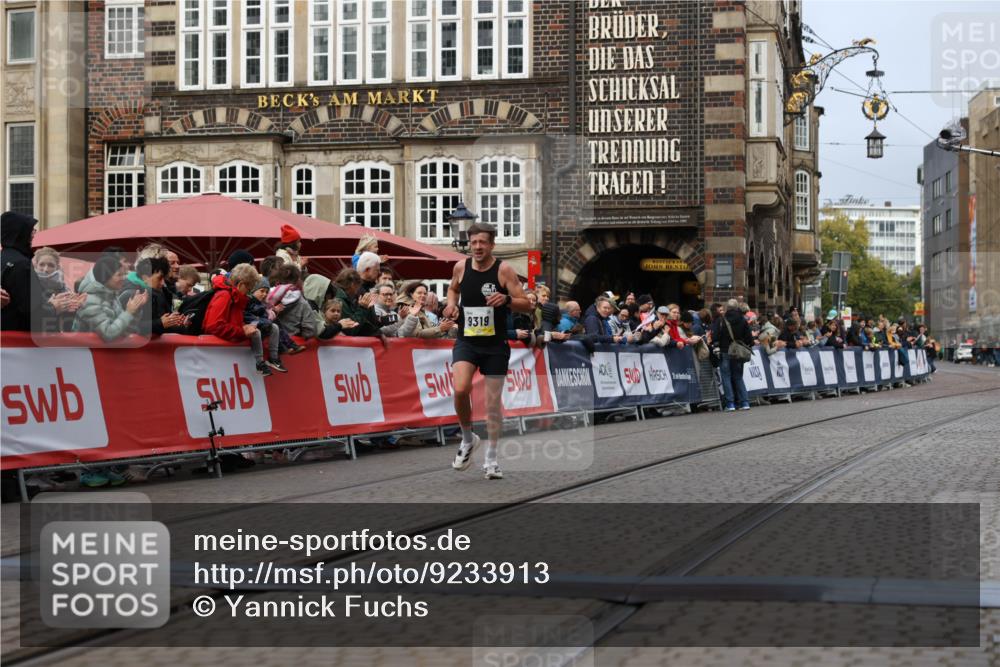 05.10.2025 - 20. swb-Marathon Bremen Yannick Fuchs http://msf.ph/oto/9233913 05.10.2025 10:34:43 Ziel 9319, 10718 meine-sportfotos.de