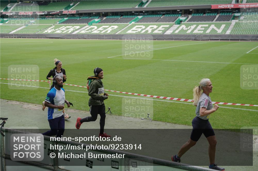 05.10.2025 - 20. swb-Marathon Bremen Michael Burmester http://msf.ph/oto/9233914 05.10.2025 10:31:41 Laufen im Stadion 7193, 7251, 8888, 9004, 9172, 9196, 9226, 9252, 9256, 9263, 9267, 9277, 9287, 9337, 9415, 9416, 9425, 9431, 9449, 9457, 9506, 9581, 9584, 9715, 9742, 9791, 9807, 9852, 9871, 9903, 9934, 10014, 10016, 10019, 10020, 10029, 10057, 10163, 10199, 10206, 10222, 10226, 10240, 10279, 10296, 10310, 10317, 10321, 10327, 10335, 10356, 10369, 10438, 10449, 10468, 10514, 10537, 10543, 10609, 10616, 10636, 10638, 10655, 10662, 10668, 10669, 10698, 10719, 10743, 10785, 9214 meine-sportfotos.de