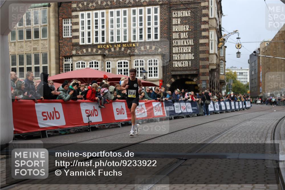 05.10.2025 - 20. swb-Marathon Bremen Yannick Fuchs http://msf.ph/oto/9233922 05.10.2025 10:34:43 Ziel 9319, 10718 meine-sportfotos.de