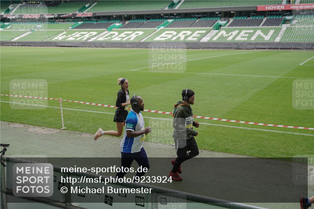 05.10.2025 - 20. swb-Marathon Bremen Michael Burmester http://msf.ph/oto/9233924 05.10.2025 10:31:42 Laufen im Stadion 7193, 7251, 8888, 9004, 9172, 9196, 9226, 9252, 9256, 9263, 9267, 9277, 9287, 9337, 9415, 9431, 9449, 9457, 9506, 9581, 9584, 9715, 9742, 9791, 9807, 9852, 9871, 9903, 9934, 10014, 10016, 10019, 10020, 10029, 10057, 10163, 10199, 10206, 10222, 10226, 10240, 10279, 10296, 10310, 10317, 10321, 10327, 10335, 10356, 10369, 10438, 10449, 10468, 10514, 10537, 10543, 10609, 10616, 10636, 10638, 10655, 10662, 10668, 10669, 10698, 10719, 10743, 10785, 9214 meine-sportfotos.de