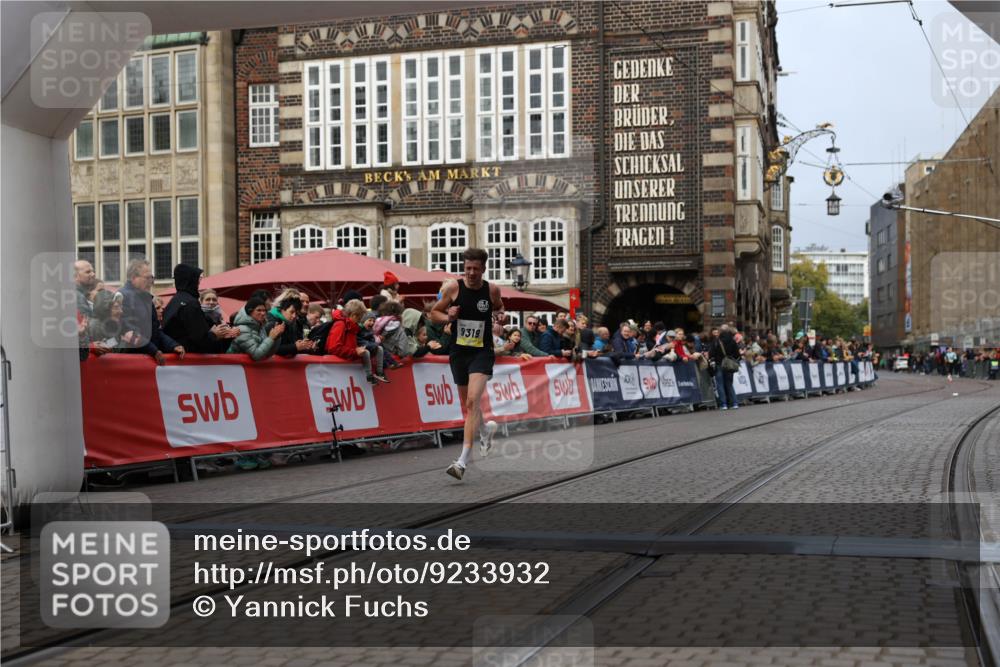05.10.2025 - 20. swb-Marathon Bremen Yannick Fuchs http://msf.ph/oto/9233932 05.10.2025 10:34:43 Ziel 9319, 10718 meine-sportfotos.de