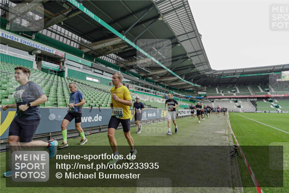 05.10.2025 - 20. swb-Marathon Bremen Michael Burmester http://msf.ph/oto/9233935 05.10.2025 12:57:04 Laufen im Stadion 31, 237, 246, 299, 305, 479, 591, 613, 820, 833, 1161, 1382, 1595, 1627, 1679, 1971, 1977, 2166, 2263, 2269, 2436, 2522, 2571, 2634, 3392, 3471, 3591, 3606, 3813, 3980, 4101, 4484, 4821, 5104, 5246, 5255, 5419, 5503, 5664, 6250, 6267, 6375, 6451, 6486, 6493, 6510, 6768, 6864, 6926, 7000, 7017, 7086, 7283, 7320, 7371, 7390, 7431, 7490, 7546, 7578, 7783, 8023, 8479, 8564, 8903, 8964, 8973, 9054, 9129, 325, 830, 901, 989, 1380, 2134, 2149, 2438, 3161, 4052, 4485, 5469, 6070 meine-sportfotos.de