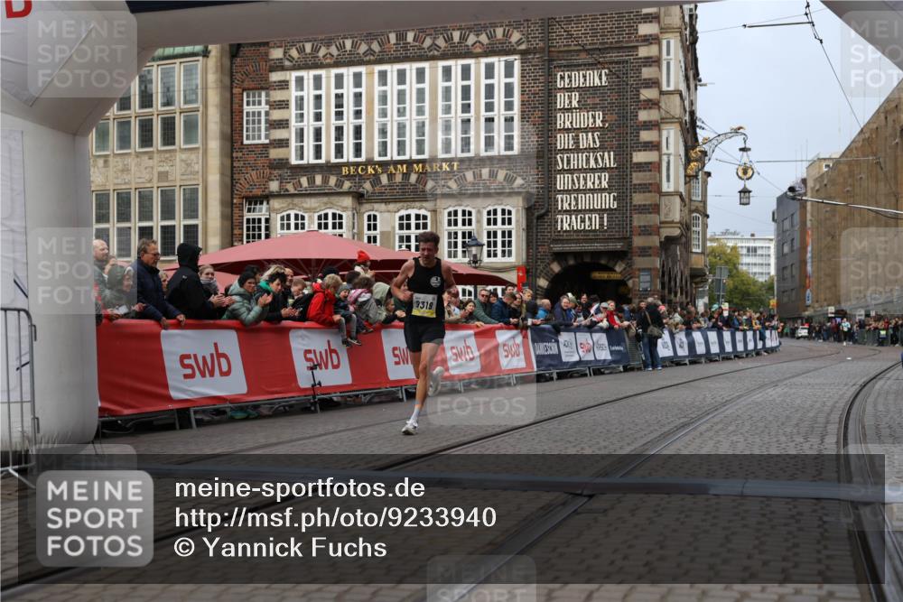 05.10.2025 - 20. swb-Marathon Bremen Yannick Fuchs http://msf.ph/oto/9233940 05.10.2025 10:34:43 Ziel 9319, 10718 meine-sportfotos.de