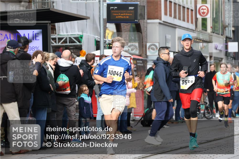 05.10.2025 - 20. swb-Marathon Bremen Strokosch-Dieckow http://msf.ph/oto/9233946 05.10.2025 10:42:44 Ziel 9006, 9302, 9558, 10045, 10474, 10541, 10553, 10624, 10961, 10979, 11304, 11476, 11640, 9006, 9302, 9558, 10045, 10474, 10541, 10553, 10624, 10961, 10979, 11304, 11476, 11640 meine-sportfotos.de