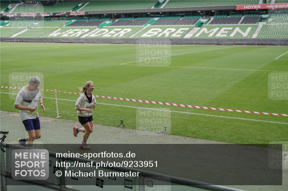 05.10.2025 - 20. swb-Marathon Bremen Michael Burmester http://msf.ph/oto/9233951 05.10.2025 10:31:44 Laufen im Stadion 7193, 7251, 8888, 9004, 9172, 9196, 9226, 9252, 9256, 9263, 9267, 9287, 9337, 9415, 9431, 9449, 9457, 9506, 9581, 9584, 9715, 9742, 9791, 9807, 9852, 9871, 9903, 9934, 10014, 10016, 10019, 10020, 10029, 10038, 10057, 10064, 10163, 10199, 10206, 10222, 10226, 10240, 10242, 10279, 10296, 10310, 10317, 10321, 10327, 10335, 10356, 10369, 10438, 10468, 10514, 10537, 10543, 10609, 10616, 10636, 10638, 10655, 10662, 10668, 10669, 10698, 10719, 10743, 10785, 9214 meine-sportfotos.de