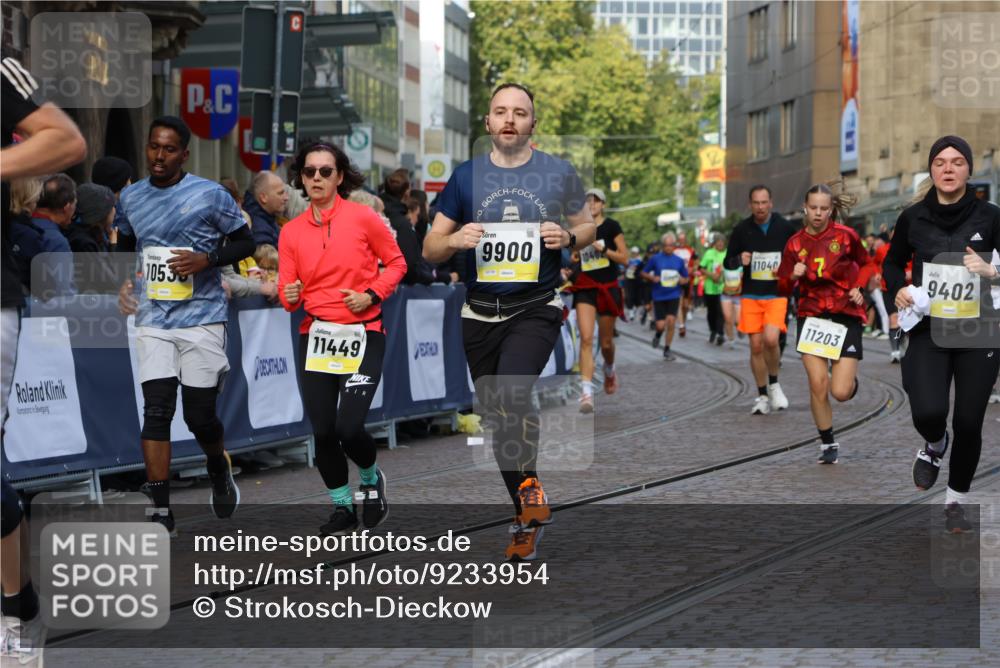 05.10.2025 - 20. swb-Marathon Bremen Strokosch-Dieckow http://msf.ph/oto/9233954 05.10.2025 10:54:12 Ziel 9402, 9574, 9900, 9935, 10234, 10402, 10533, 11203, 11347, 11449 meine-sportfotos.de