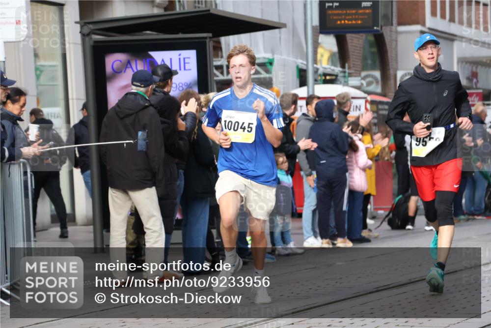 05.10.2025 - 20. swb-Marathon Bremen Strokosch-Dieckow http://msf.ph/oto/9233956 05.10.2025 10:42:44 Ziel 9006, 9302, 9558, 10045, 10474, 10541, 10553, 10624, 10961, 10979, 11304, 11476, 11640, 9006, 9302, 9558, 10045, 10474, 10541, 10553, 10624, 10961, 10979, 11304, 11476, 11640 meine-sportfotos.de