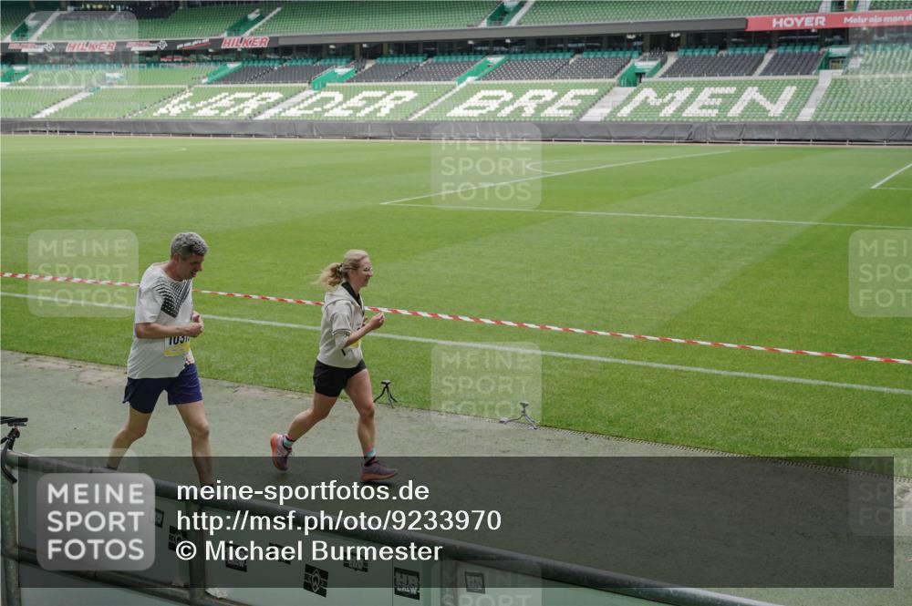 05.10.2025 - 20. swb-Marathon Bremen Michael Burmester http://msf.ph/oto/9233970 05.10.2025 10:31:44 Laufen im Stadion 7193, 7251, 8888, 9004, 9172, 9196, 9226, 9252, 9256, 9263, 9267, 9287, 9337, 9415, 9431, 9449, 9457, 9506, 9581, 9584, 9715, 9742, 9791, 9807, 9852, 9871, 9903, 9934, 10014, 10016, 10019, 10020, 10029, 10038, 10057, 10064, 10163, 10199, 10206, 10222, 10226, 10240, 10242, 10279, 10296, 10310, 10317, 10321, 10327, 10335, 10356, 10369, 10438, 10468, 10514, 10537, 10543, 10609, 10616, 10636, 10638, 10655, 10662, 10668, 10669, 10698, 10719, 10743, 10785, 9214 meine-sportfotos.de