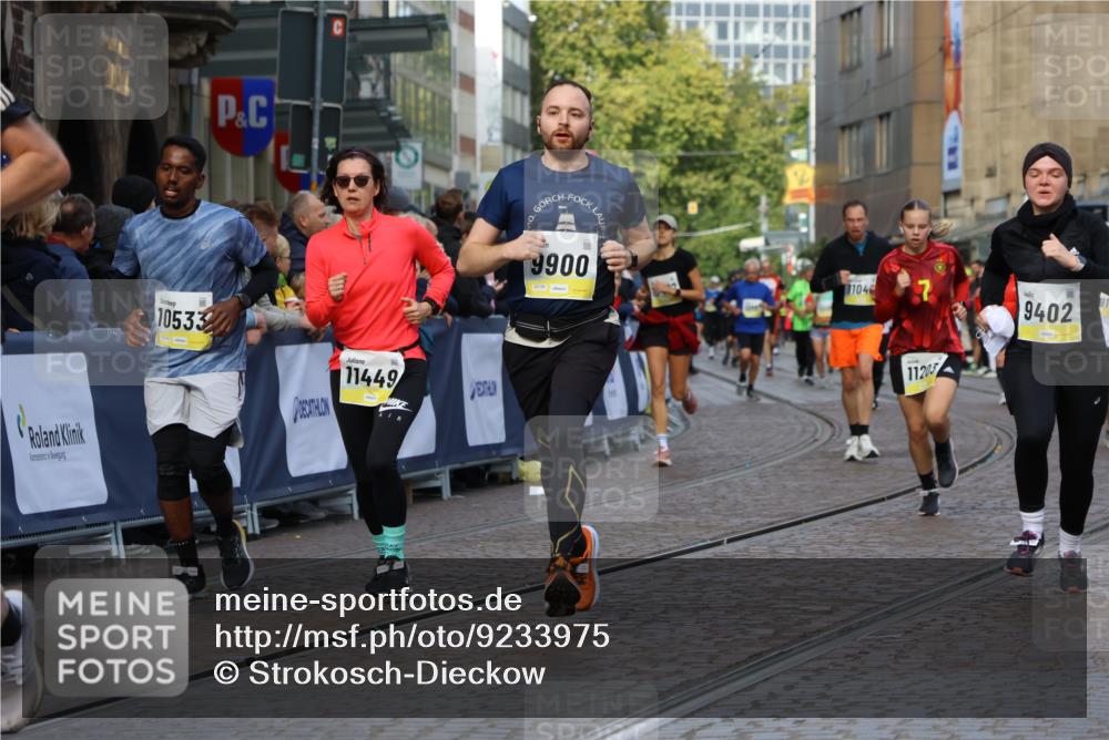 05.10.2025 - 20. swb-Marathon Bremen Strokosch-Dieckow http://msf.ph/oto/9233975 05.10.2025 10:54:12 Ziel 9402, 9574, 9900, 9935, 10234, 10402, 10533, 11203, 11347, 11449 meine-sportfotos.de