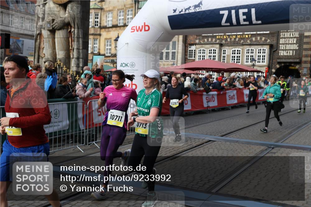 05.10.2025 - 20. swb-Marathon Bremen Yannick Fuchs http://msf.ph/oto/9233992 05.10.2025 11:03:49 Ziel 9315, 9940, 10213, 10297, 10478, 10603, 10604, 10711, 10713, 11589 meine-sportfotos.de