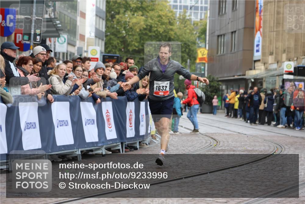05.10.2025 - 20. swb-Marathon Bremen Strokosch-Dieckow http://msf.ph/oto/9233996 05.10.2025 12:36:31 Ziel 1632 meine-sportfotos.de