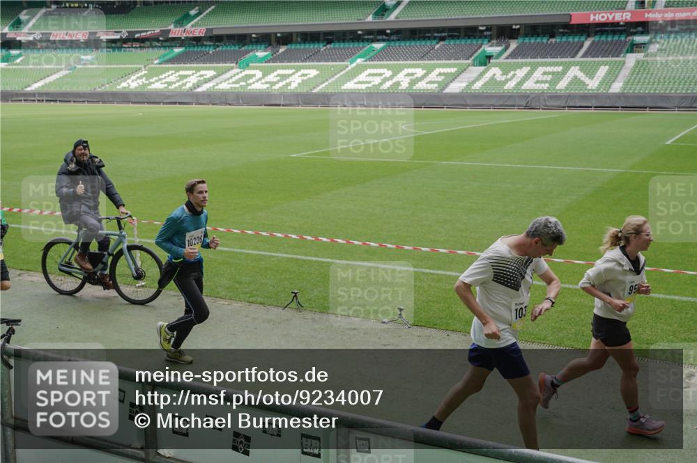 05.10.2025 - 20. swb-Marathon Bremen Michael Burmester http://msf.ph/oto/9234007 05.10.2025 10:31:45 Laufen im Stadion 7193, 7251, 8888, 9004, 9172, 9196, 9226, 9252, 9256, 9263, 9267, 9287, 9337, 9415, 9431, 9449, 9457, 9506, 9581, 9584, 9715, 9742, 9791, 9807, 9852, 9871, 9903, 9934, 10014, 10016, 10019, 10020, 10029, 10038, 10057, 10064, 10163, 10199, 10206, 10222, 10226, 10240, 10242, 10279, 10296, 10310, 10317, 10321, 10327, 10335, 10356, 10369, 10438, 10468, 10514, 10537, 10543, 10609, 10616, 10636, 10638, 10655, 10662, 10668, 10669, 10698, 10719, 10743, 10785, 9214 meine-sportfotos.de