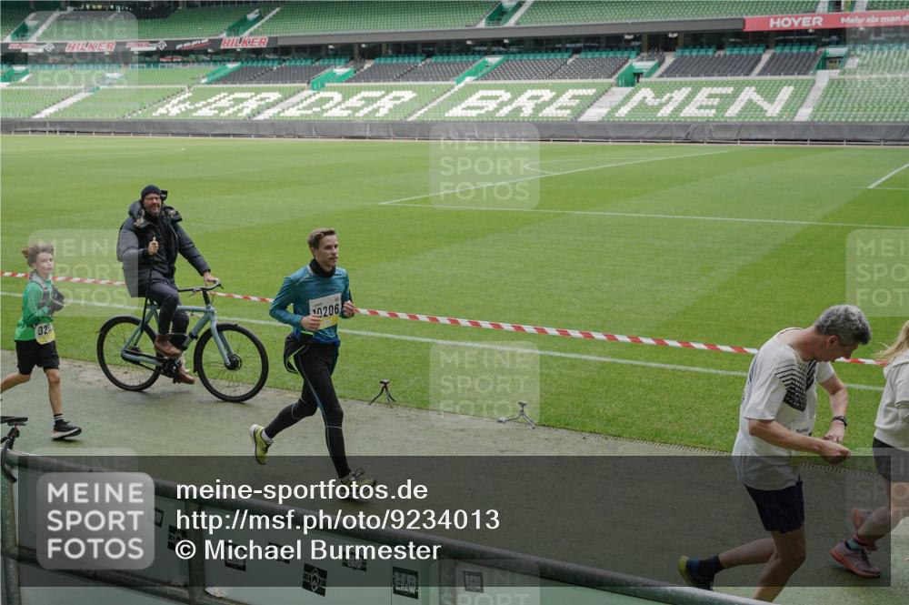 05.10.2025 - 20. swb-Marathon Bremen Michael Burmester http://msf.ph/oto/9234013 05.10.2025 10:31:45 Laufen im Stadion 7193, 7251, 8888, 9004, 9172, 9196, 9226, 9252, 9256, 9263, 9267, 9287, 9337, 9415, 9431, 9449, 9457, 9506, 9581, 9584, 9715, 9742, 9791, 9807, 9852, 9871, 9903, 9934, 10014, 10016, 10019, 10020, 10029, 10038, 10057, 10064, 10163, 10199, 10206, 10222, 10226, 10240, 10242, 10279, 10296, 10310, 10317, 10321, 10327, 10335, 10356, 10369, 10438, 10468, 10514, 10537, 10543, 10609, 10616, 10636, 10638, 10655, 10662, 10668, 10669, 10698, 10719, 10743, 10785, 9214 meine-sportfotos.de