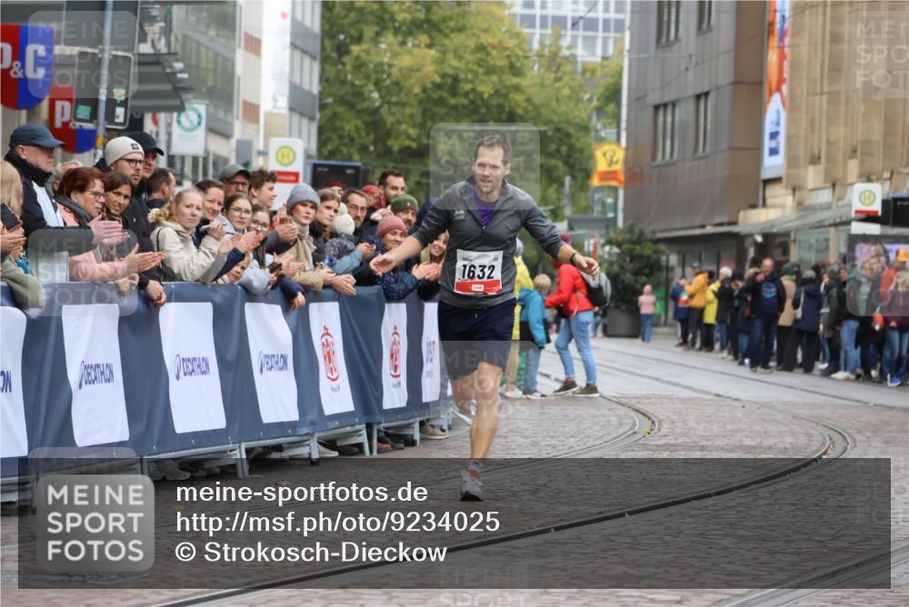 05.10.2025 - 20. swb-Marathon Bremen Strokosch-Dieckow http://msf.ph/oto/9234025 05.10.2025 12:36:31 Ziel 1632 meine-sportfotos.de