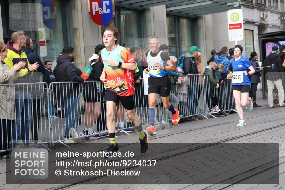 05.10.2025 - 20. swb-Marathon Bremen Strokosch-Dieckow http://msf.ph/oto/9234037 05.10.2025 10:42:51 Ziel 9006, 9302, 9558, 9967, 10045, 10474, 10541, 10553, 10961, 10979, 11304, 11476, 9006, 9302, 9558, 9967, 10045, 10474, 10541, 10553, 10961, 10979, 11304, 11476 meine-sportfotos.de