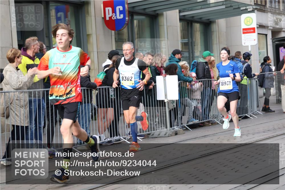 05.10.2025 - 20. swb-Marathon Bremen Strokosch-Dieckow http://msf.ph/oto/9234044 05.10.2025 10:42:52 Ziel 9006, 9302, 9558, 9967, 10045, 10474, 10541, 10553, 10961, 10979, 11304, 11476, 9006, 9302, 9558, 9967, 10045, 10474, 10541, 10553, 10961, 10979, 11304, 11476 meine-sportfotos.de