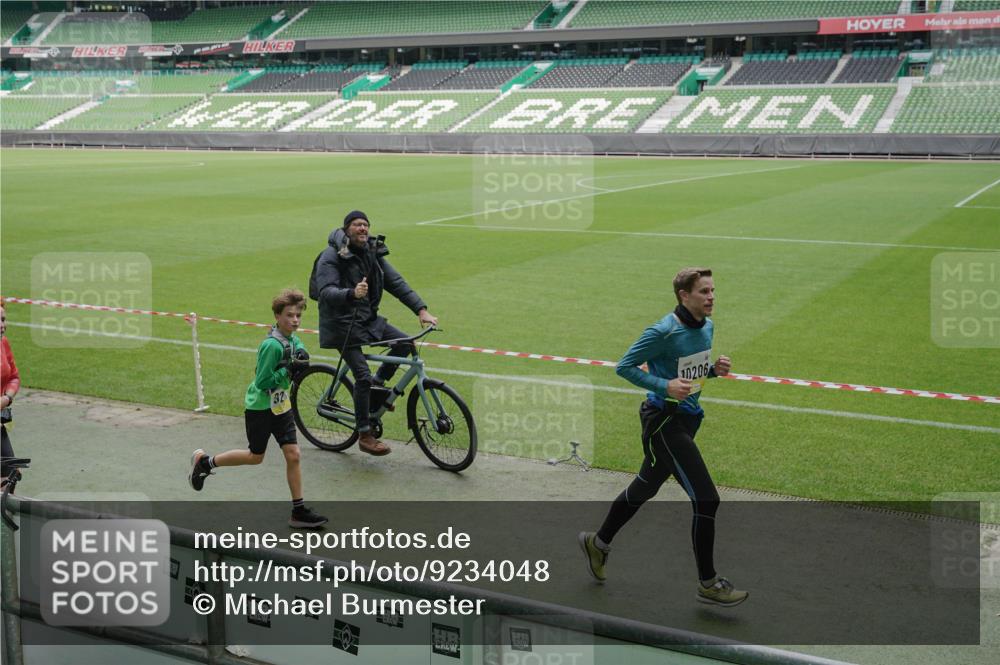 05.10.2025 - 20. swb-Marathon Bremen Michael Burmester http://msf.ph/oto/9234048 05.10.2025 10:31:46 Laufen im Stadion 7193, 7251, 8118, 8888, 9004, 9172, 9196, 9226, 9252, 9256, 9263, 9267, 9287, 9337, 9415, 9431, 9449, 9457, 9506, 9581, 9584, 9715, 9742, 9791, 9807, 9852, 9871, 9903, 9934, 10014, 10016, 10019, 10020, 10029, 10038, 10057, 10064, 10075, 10163, 10199, 10206, 10222, 10226, 10240, 10242, 10279, 10296, 10310, 10317, 10321, 10327, 10335, 10356, 10369, 10438, 10468, 10514, 10537, 10543, 10609, 10616, 10636, 10638, 10655, 10662, 10668, 10669, 10698, 10719, 10743, 10785 meine-sportfotos.de