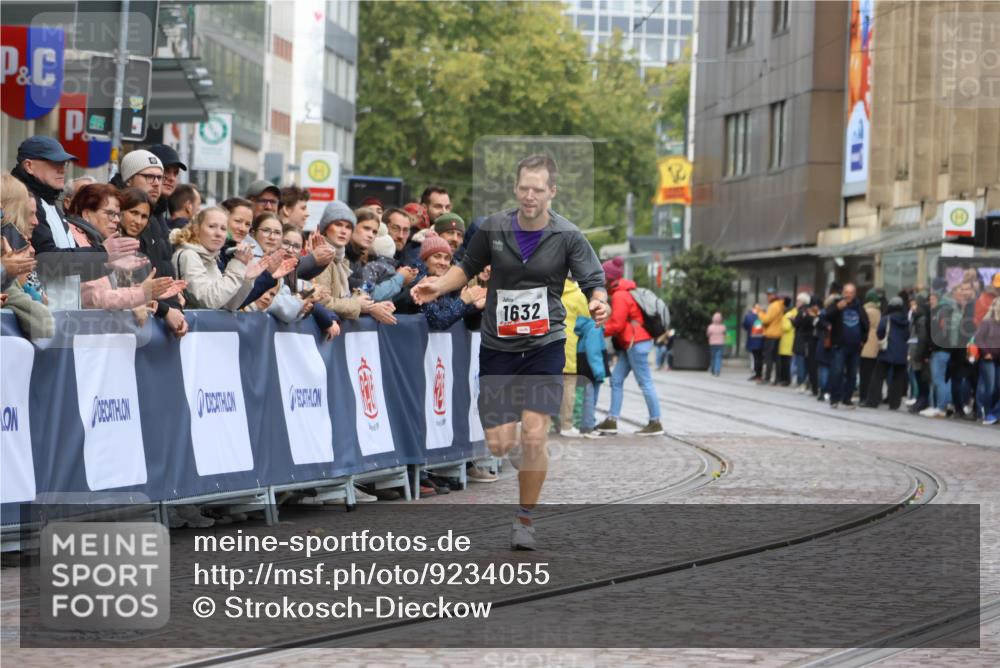 05.10.2025 - 20. swb-Marathon Bremen Strokosch-Dieckow http://msf.ph/oto/9234055 05.10.2025 12:36:31 Ziel 1632 meine-sportfotos.de