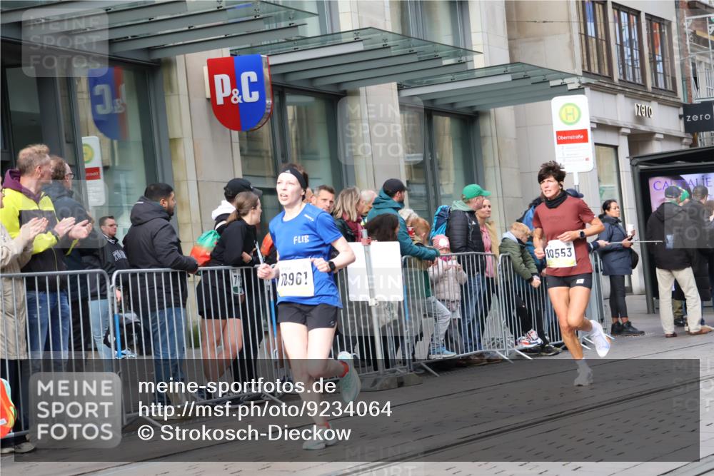 05.10.2025 - 20. swb-Marathon Bremen Strokosch-Dieckow http://msf.ph/oto/9234064 05.10.2025 10:42:53 Ziel 9006, 9302, 9558, 9967, 10474, 10541, 10553, 10961, 10979, 11304, 11476, 9006, 9302, 9558, 9967, 10474, 10541, 10553, 10961, 10979, 11304, 11476 meine-sportfotos.de