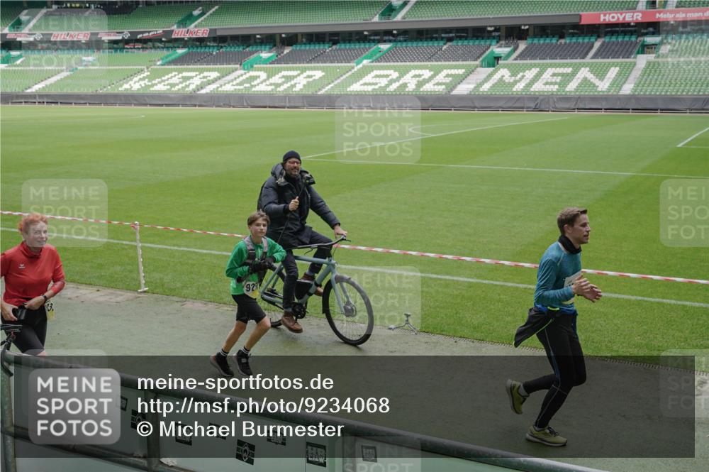 05.10.2025 - 20. swb-Marathon Bremen Michael Burmester http://msf.ph/oto/9234068 05.10.2025 10:31:46 Laufen im Stadion 7193, 7251, 8118, 8888, 9004, 9172, 9196, 9226, 9252, 9256, 9263, 9267, 9287, 9337, 9415, 9431, 9449, 9457, 9506, 9581, 9584, 9715, 9742, 9791, 9807, 9852, 9871, 9903, 9934, 10014, 10016, 10019, 10020, 10029, 10038, 10057, 10064, 10075, 10163, 10199, 10206, 10222, 10226, 10240, 10242, 10279, 10296, 10310, 10317, 10321, 10327, 10335, 10356, 10369, 10438, 10468, 10514, 10537, 10543, 10609, 10616, 10636, 10638, 10655, 10662, 10668, 10669, 10698, 10719, 10743, 10785 meine-sportfotos.de