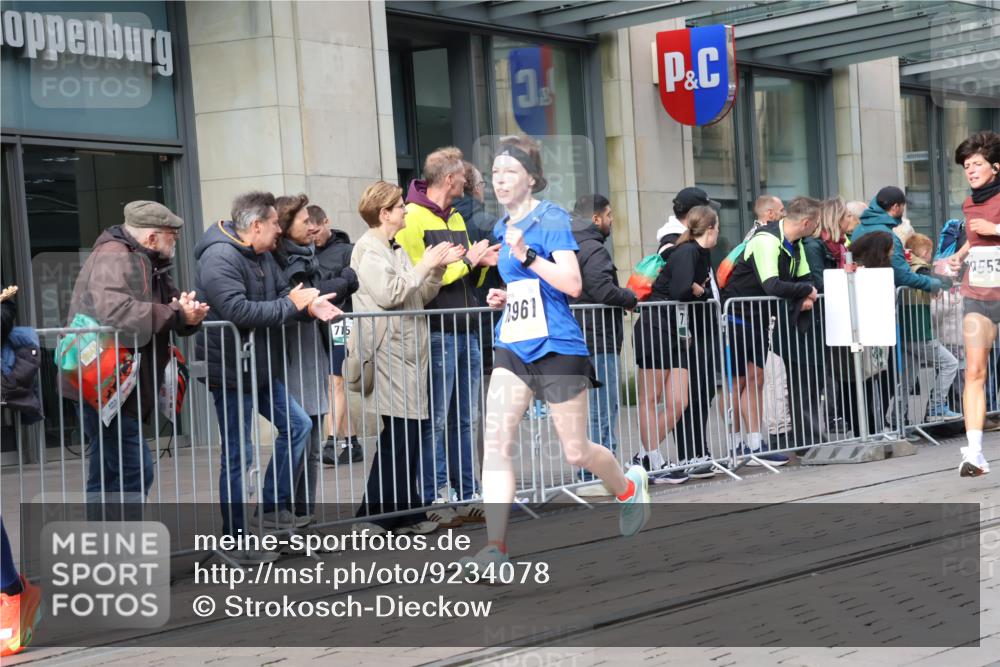 05.10.2025 - 20. swb-Marathon Bremen Strokosch-Dieckow http://msf.ph/oto/9234078 05.10.2025 10:42:53 Ziel 9006, 9302, 9558, 9967, 10474, 10541, 10553, 10961, 10979, 11304, 11476, 9006, 9302, 9558, 9967, 10474, 10541, 10553, 10961, 10979, 11304, 11476 meine-sportfotos.de