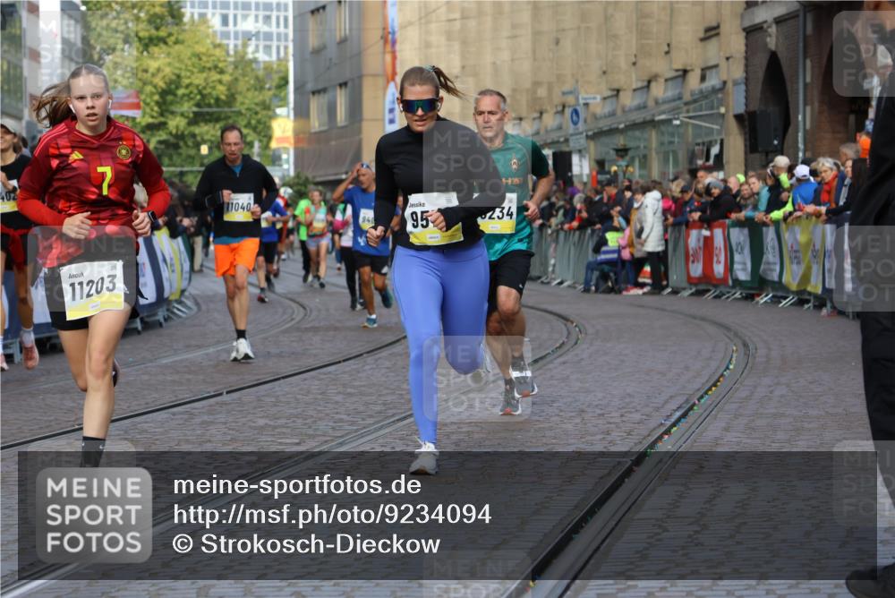 05.10.2025 - 20. swb-Marathon Bremen Strokosch-Dieckow http://msf.ph/oto/9234094 05.10.2025 10:54:15 Ziel 9402, 9574, 9900, 9935, 10234, 10402, 10533, 10915, 11040, 11203, 11449 meine-sportfotos.de