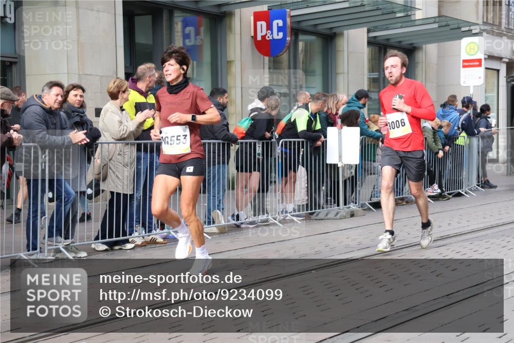05.10.2025 - 20. swb-Marathon Bremen Strokosch-Dieckow http://msf.ph/oto/9234099 05.10.2025 10:42:54 Ziel 9006, 9302, 9558, 9967, 10474, 10541, 10553, 10961, 10979, 11304, 11476, 9006, 9302, 9558, 9967, 10474, 10541, 10553, 10961, 10979, 11304, 11476 meine-sportfotos.de